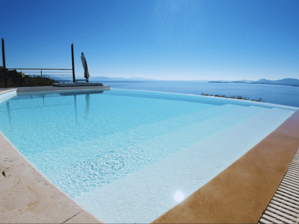 Meer. Himmel. Stille. – Moderne Architektur über dem Meer in Nisaki / Corfu