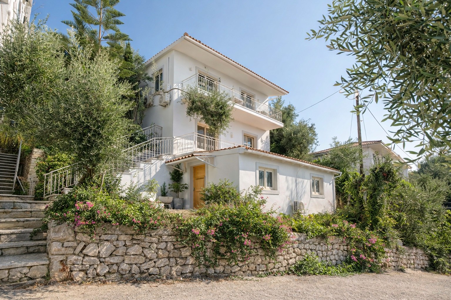Mediterranes Investment mit Meerblick – Apartmenthaus mit drei Einheiten in begehrter Lage von Barbati, Korfu