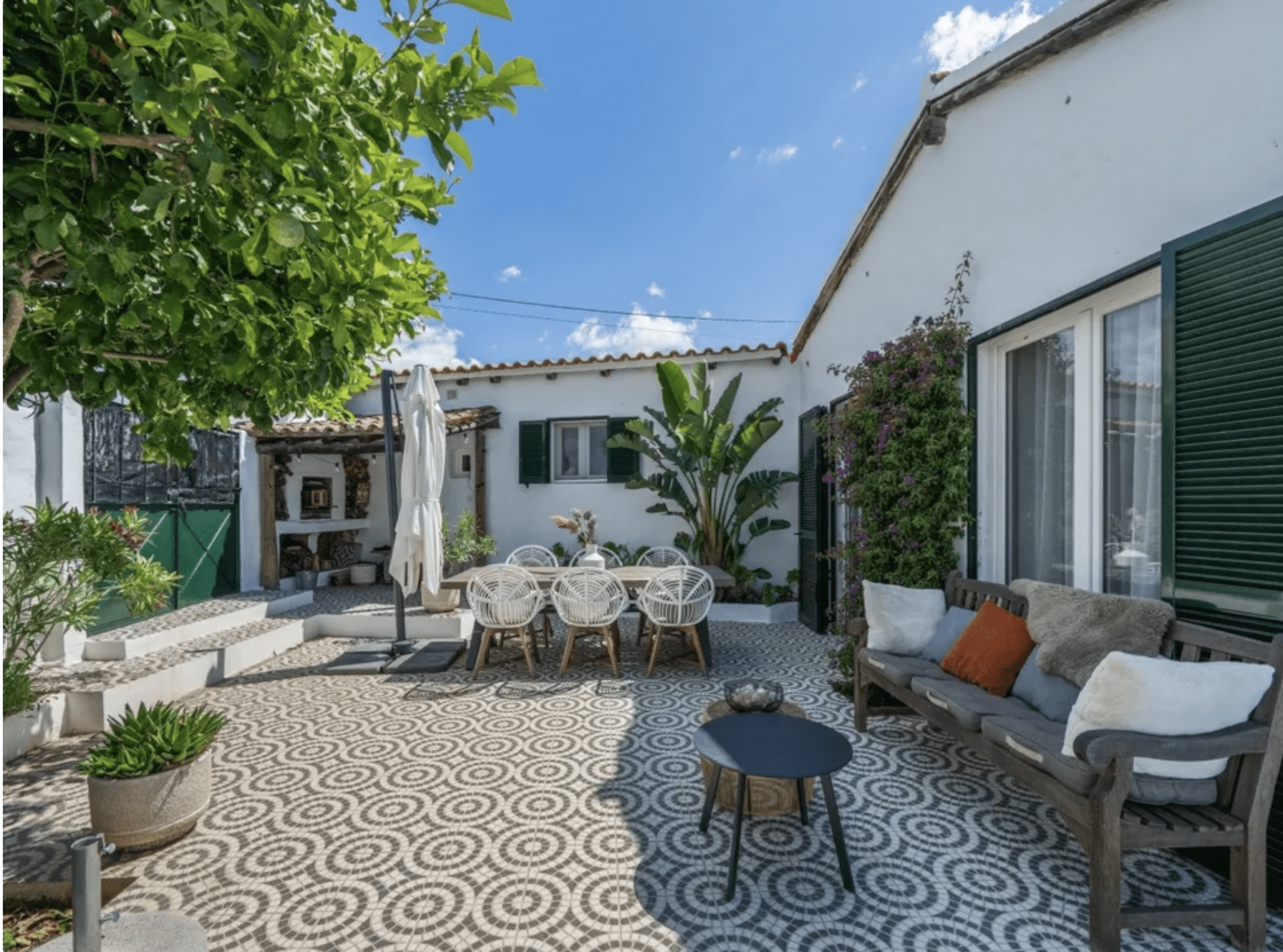 Hinter weißen Mauern – Ein Patiohaus an der Algarve Hinter weißen Mauern – Ein Patiohaus an der Algarve