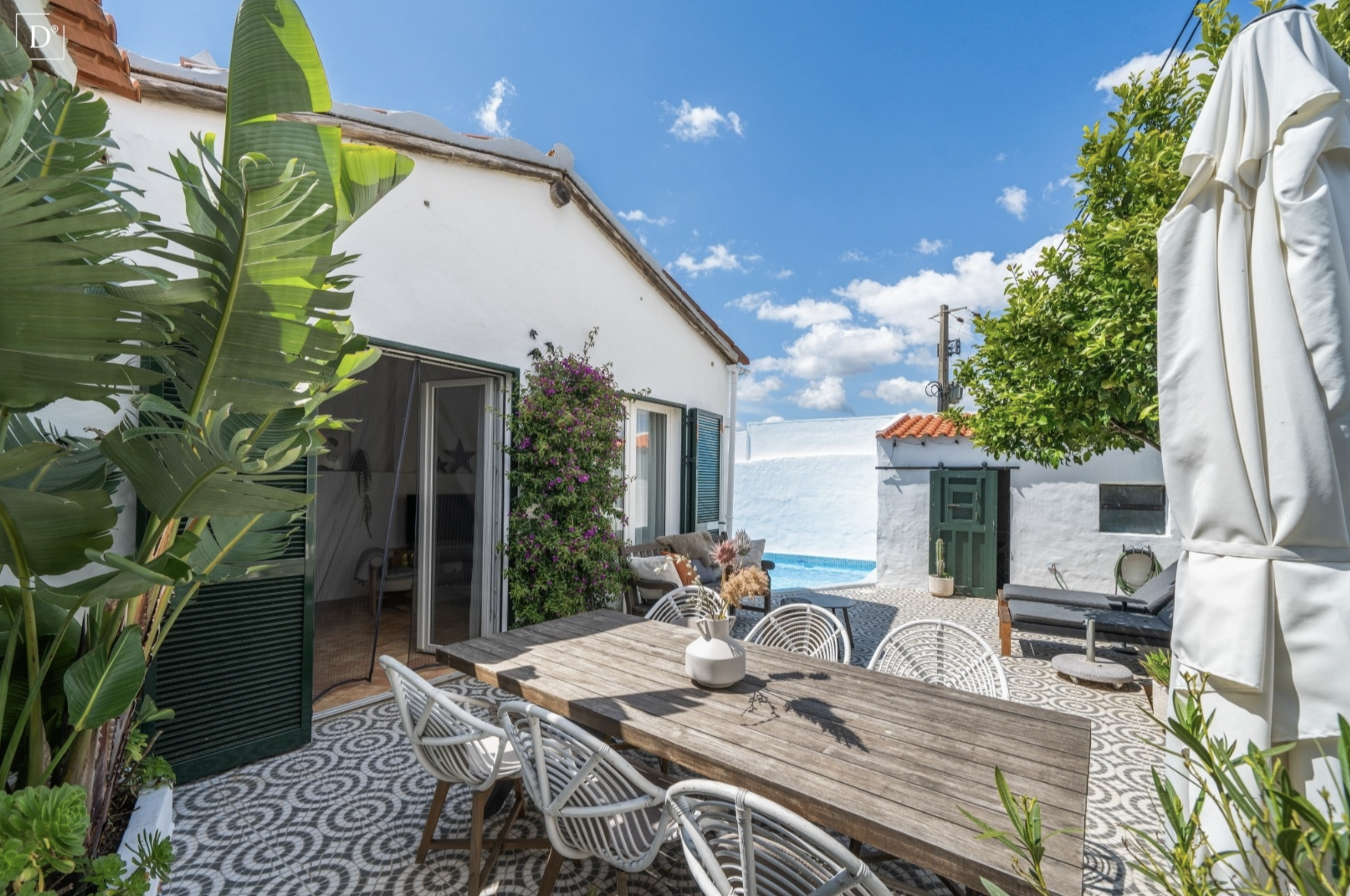 Geschützter Patio – mediterraner Lebensstil Hinter weißen Mauern – Ein Patiohaus an der Algarve