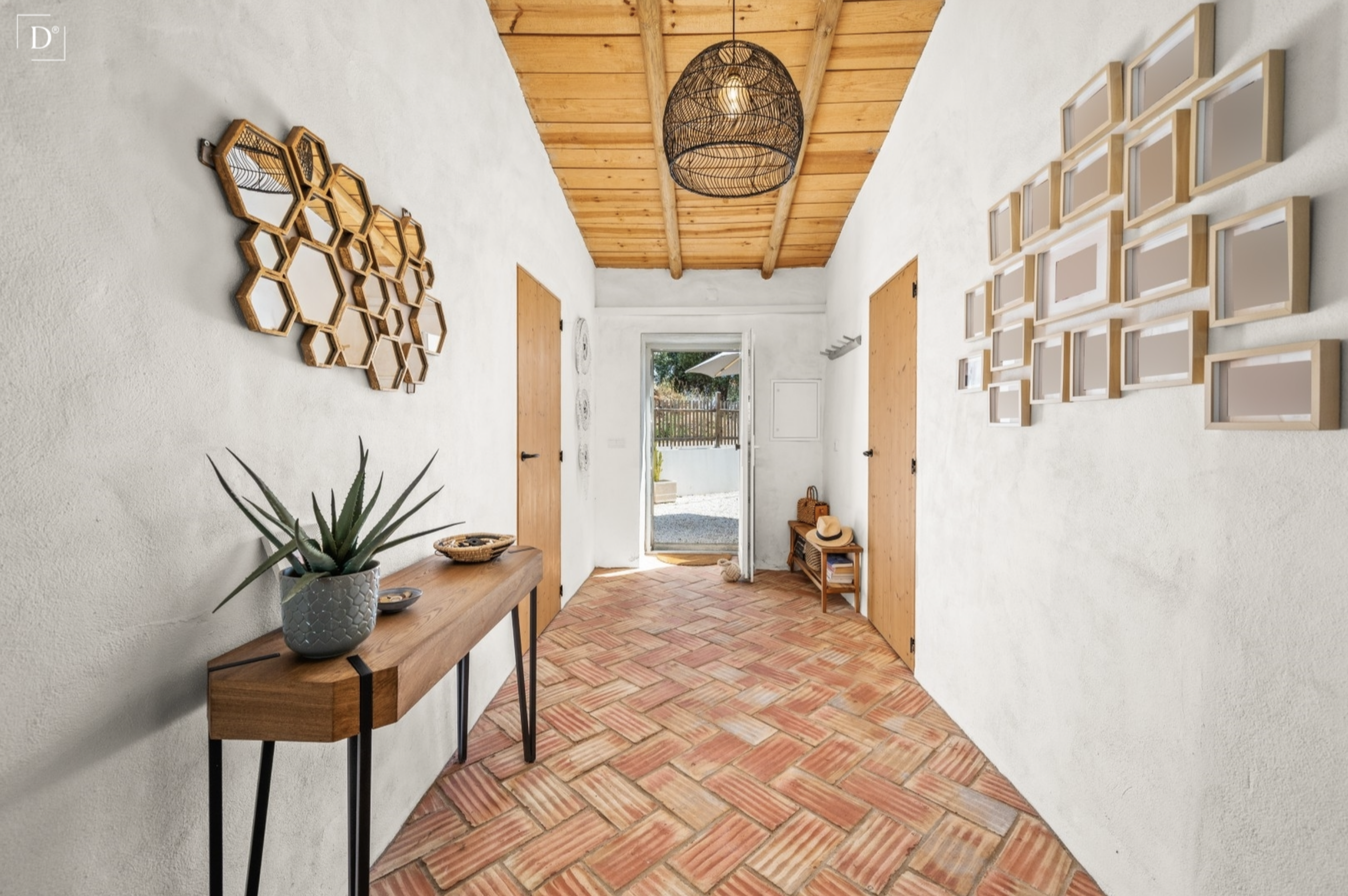 Stilvoll sanierter Flur mit Natursteinboden Hinter weißen Mauern – Ein Patiohaus an der Algarve