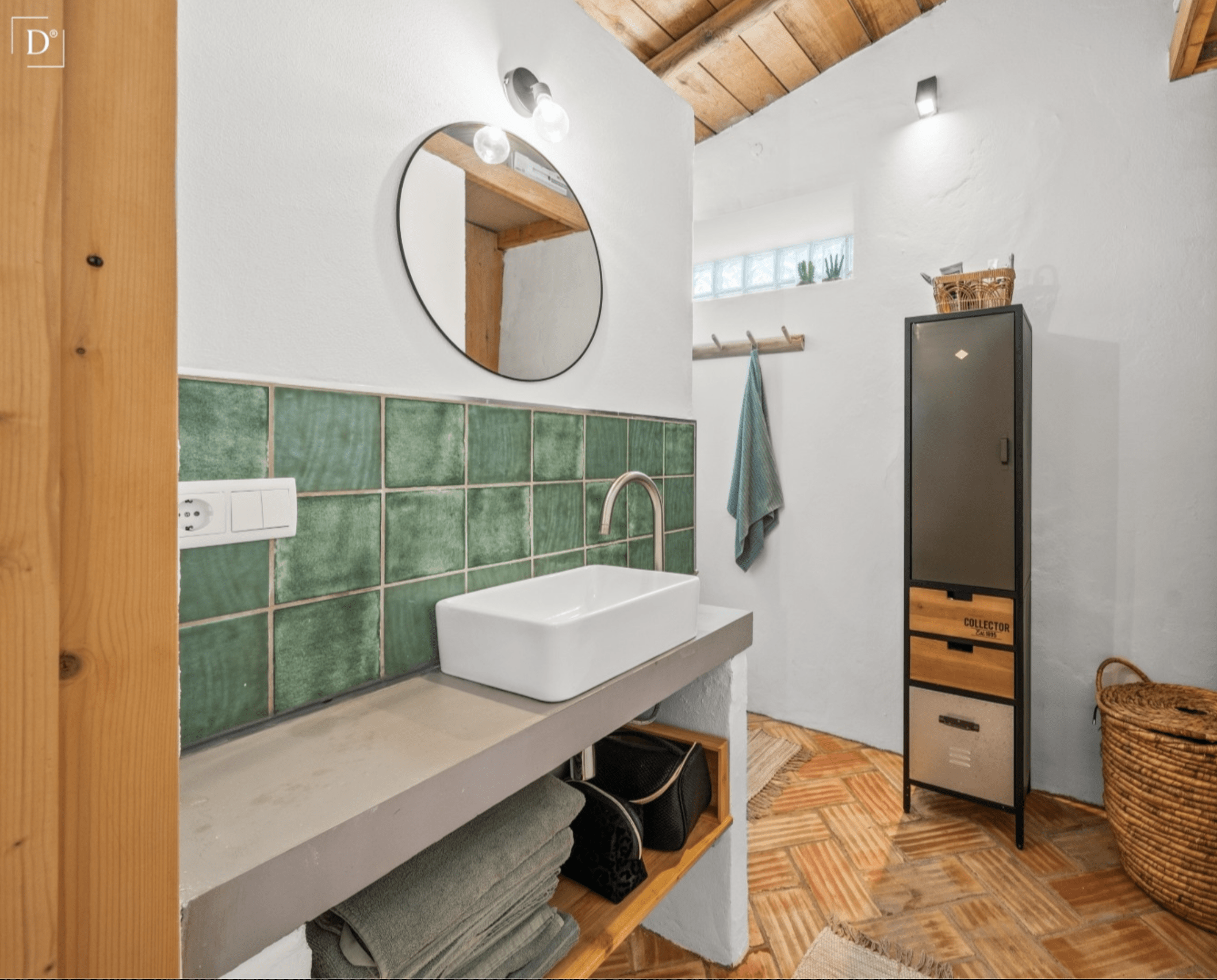 Badezimmer mit gemauertem Waschtisch Hinter weißen Mauern – Ein Patiohaus an der Algarve