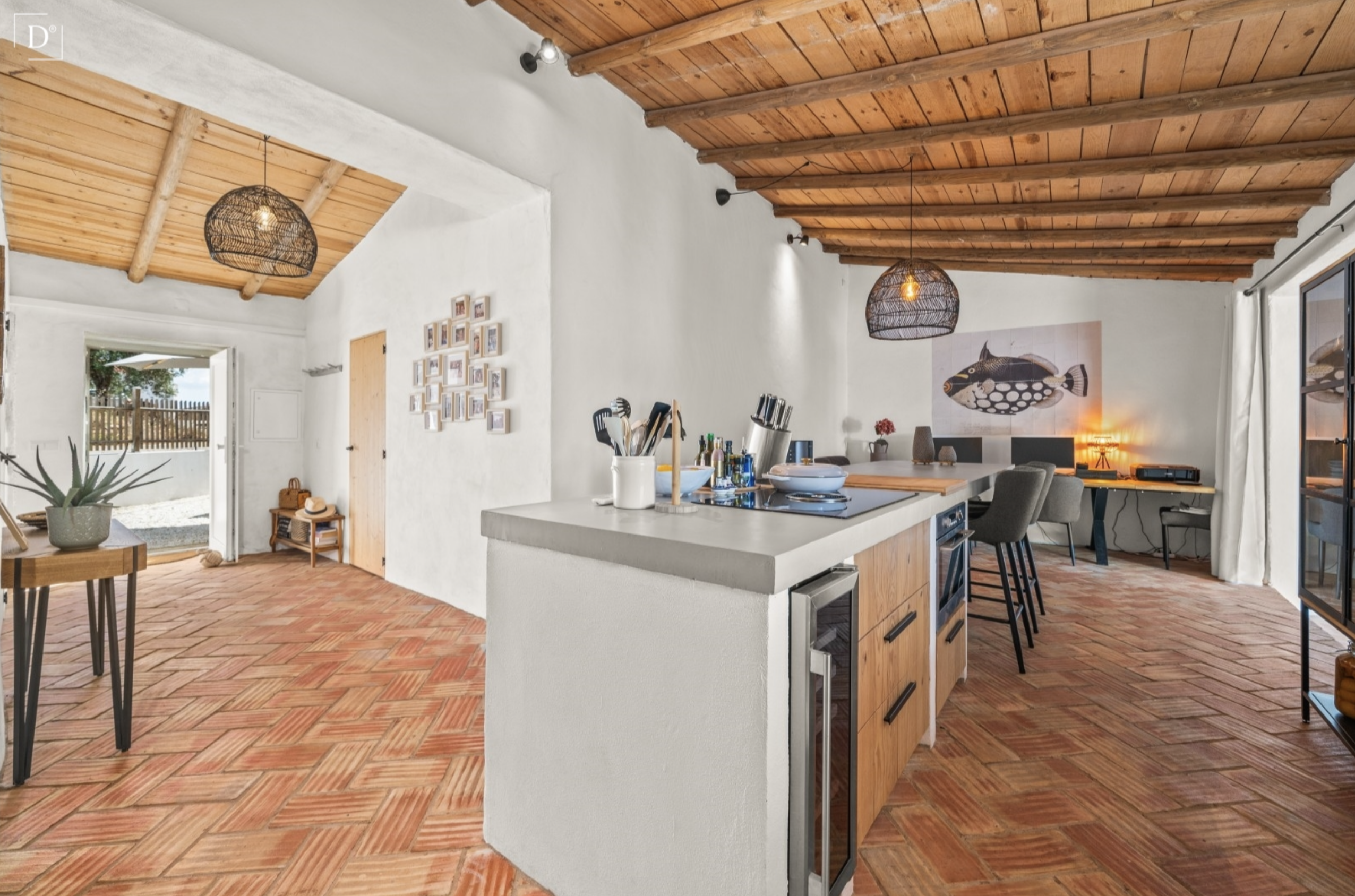 Offener Wohnbereich, Sichtachse Eingang und Tür zur Terrasse Hinter weißen Mauern – Ein Patiohaus an der Algarve