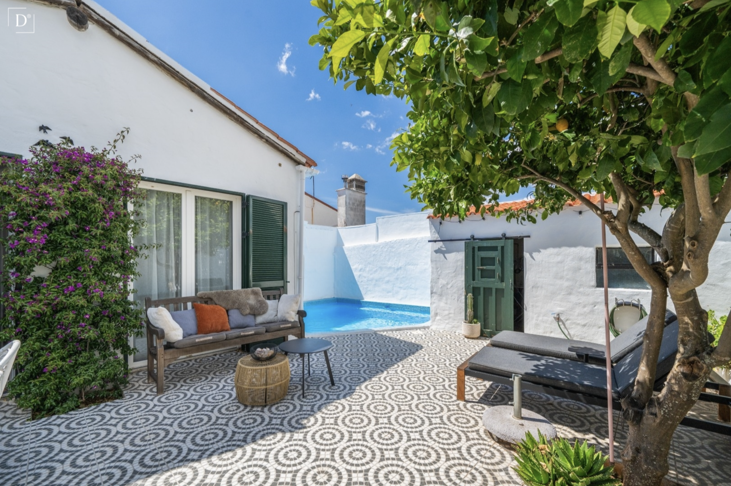 Unter dem Schatten eines kleinen Zitronenbaums Hinter weißen Mauern – Ein Patiohaus an der Algarve
