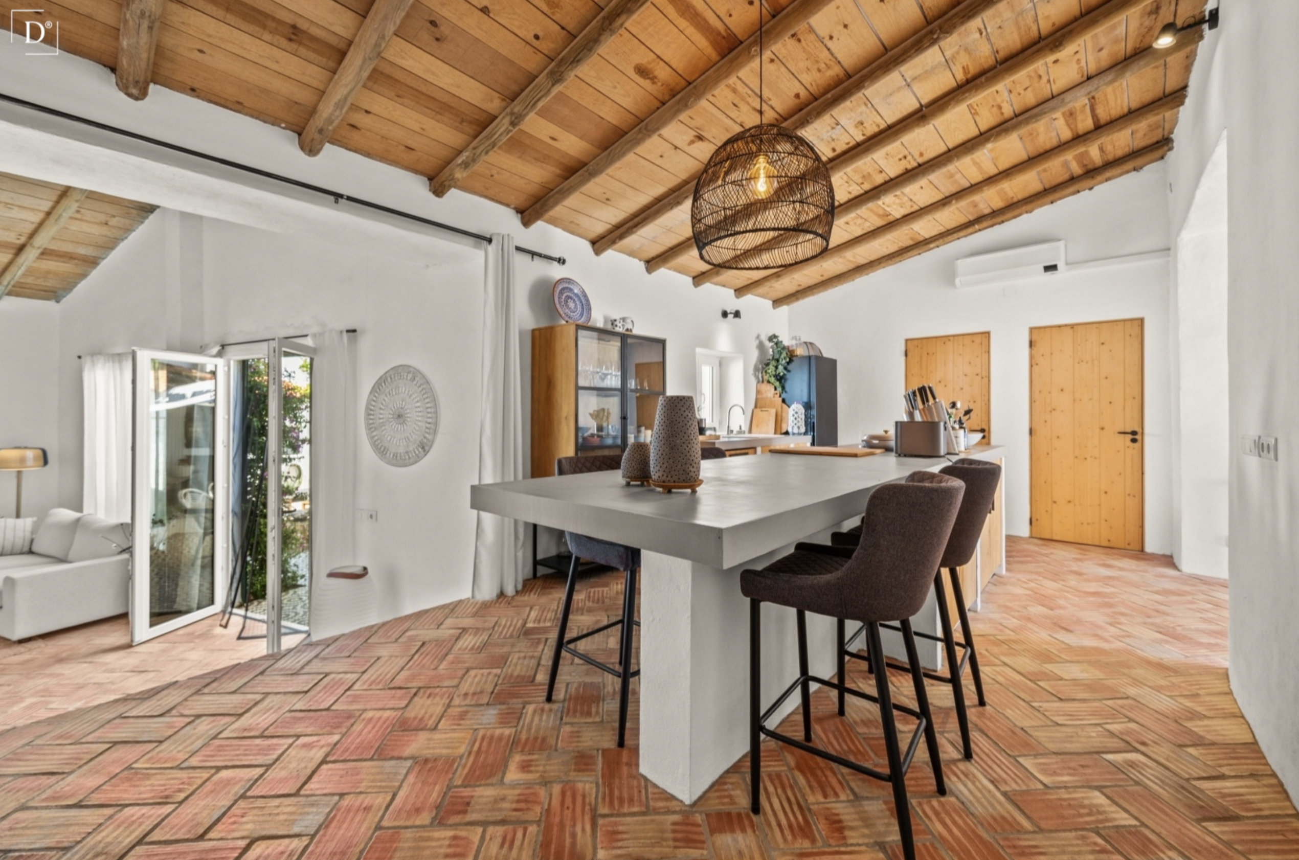 Auf einen Blick – offene Küche mit Ess- und Wohnbereich Hinter weißen Mauern – Ein Patiohaus an der Algarve