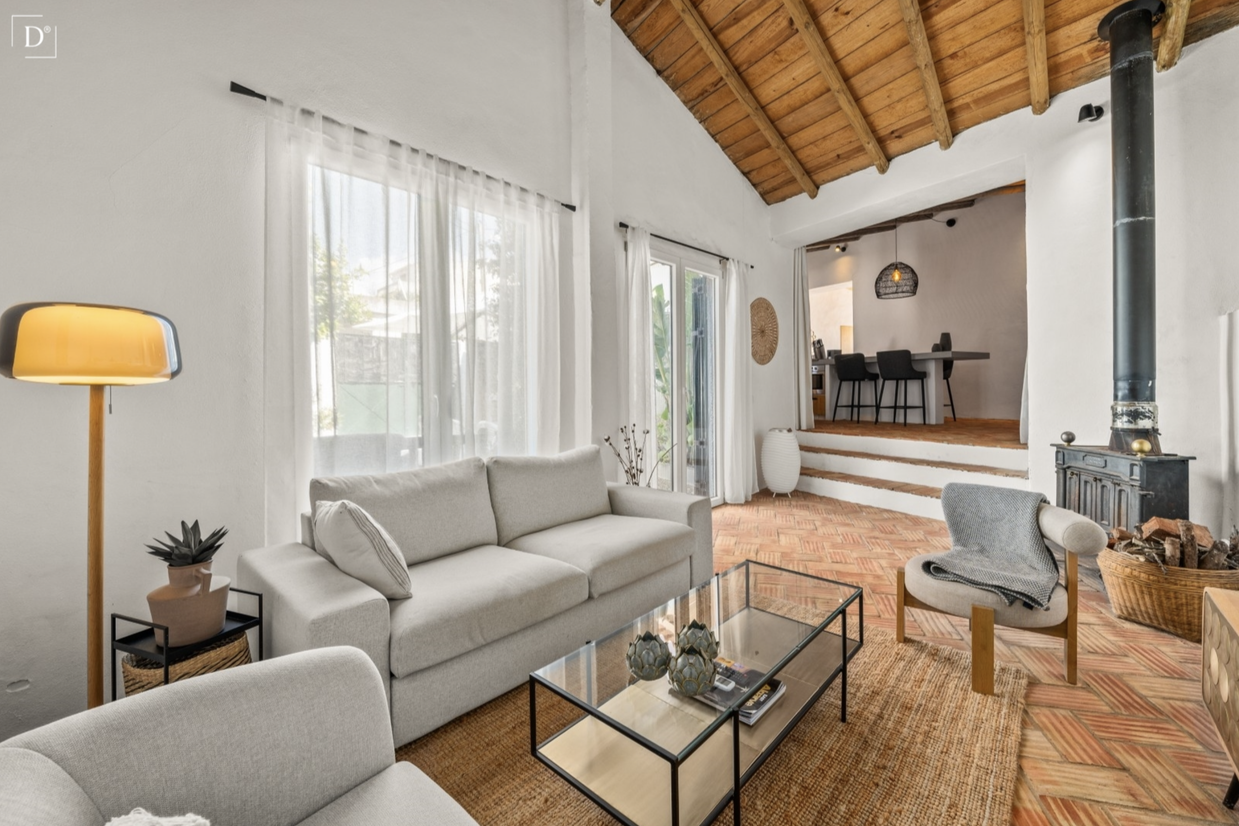 Wohnzimmer mit Sichtachse zur Küche Hinter weißen Mauern – Ein Patiohaus an der Algarve