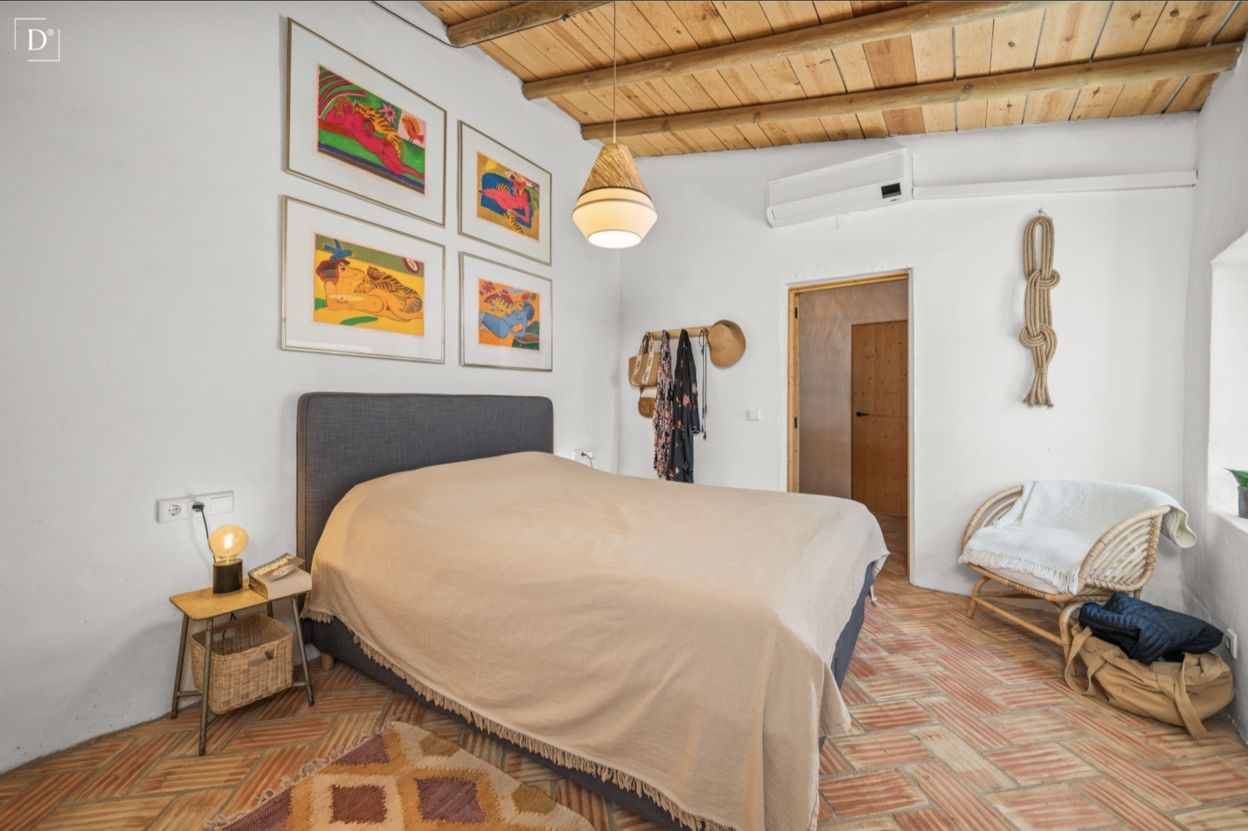 Stilvoll reduziertes Schlafzimmer mit AC Hinter weißen Mauern – Ein Patiohaus an der Algarve