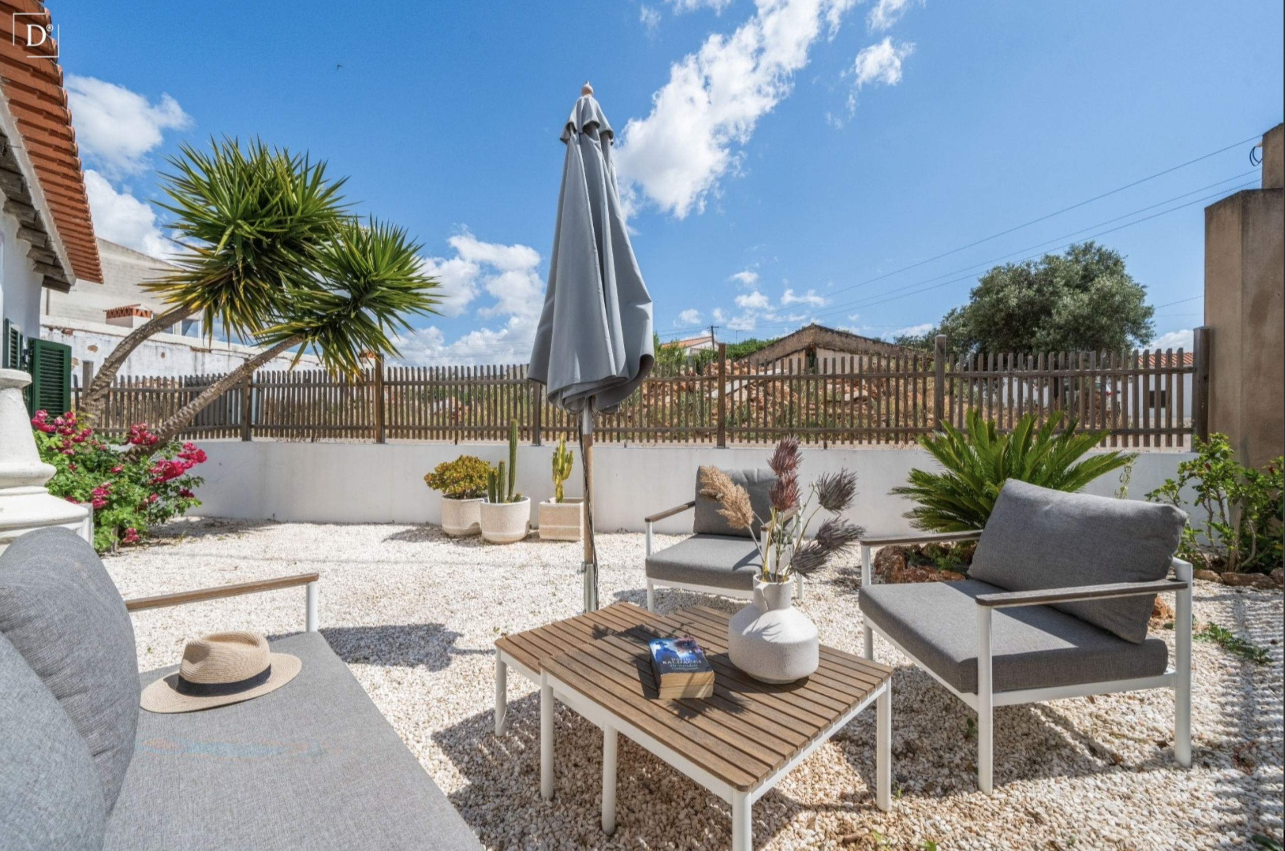Garten vor dem Haus Hinter weißen Mauern – Ein Patiohaus an der Algarve