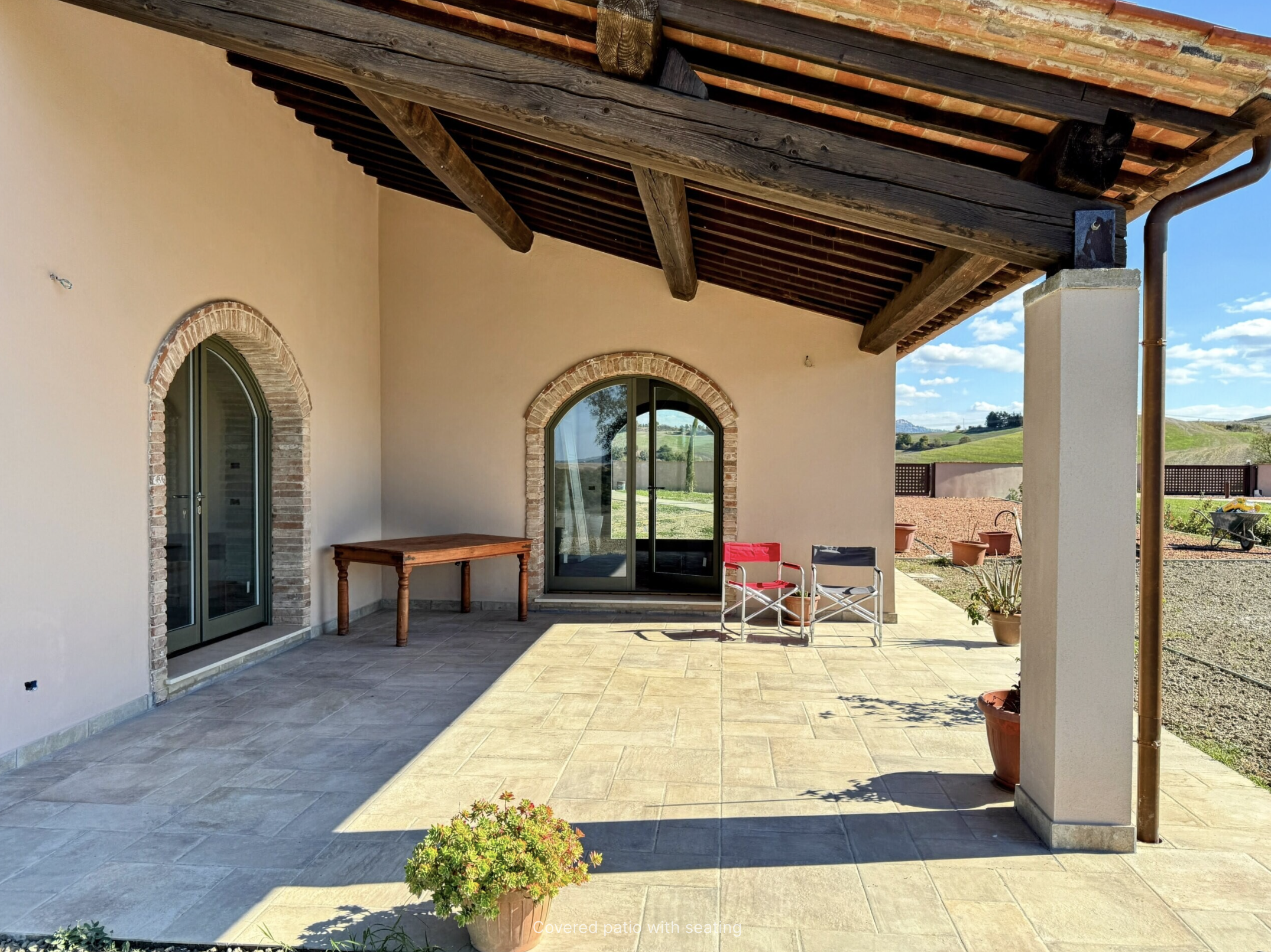 Doppelhaus aus Naturstein mit Pool und Panoramablick in den Hügeln der Toskana