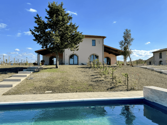 Doppelhaus aus Naturstein mit Pool und Panoramablick in den Hügeln der Toskana