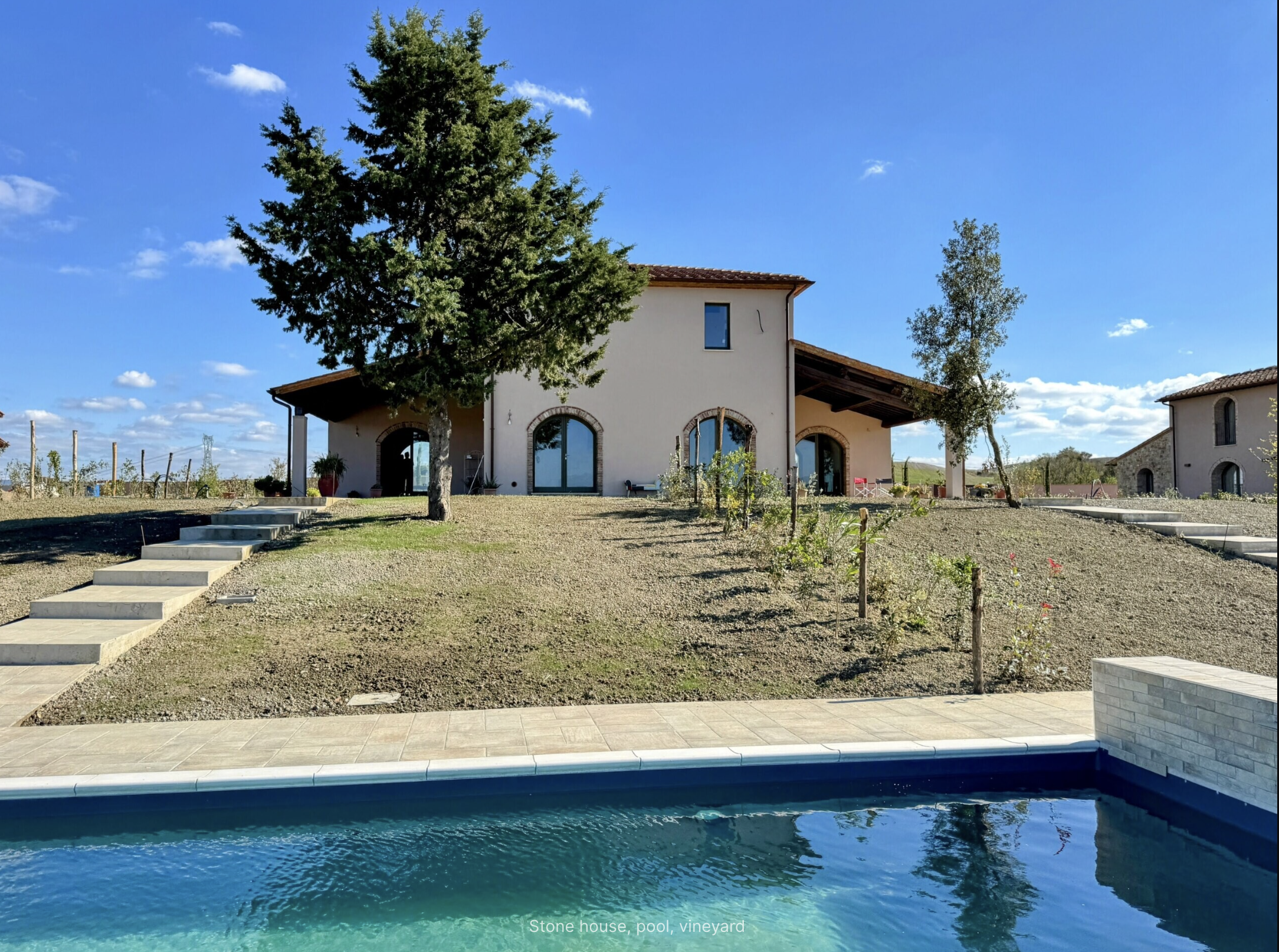 Doppelhaus aus Naturstein mit Pool und Panoramablick in den Hügeln der Toskana